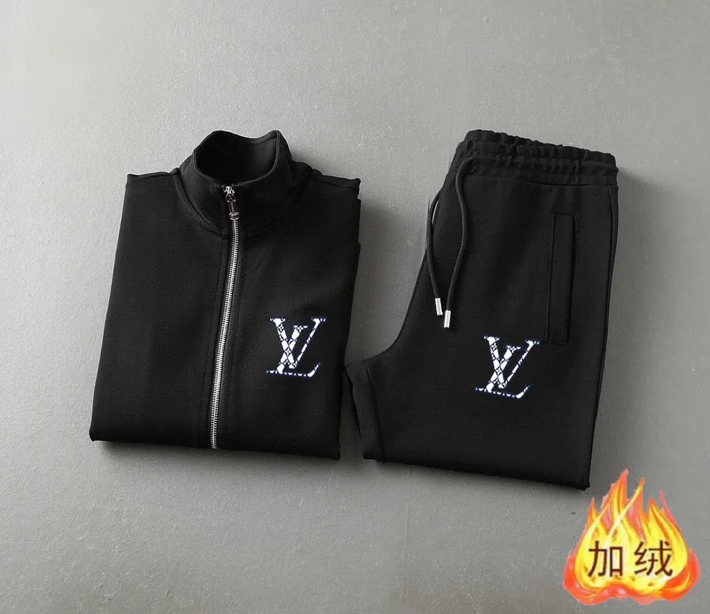 🅿️460 Directly approved brand [LV Louis Vuitton] (velvet and thickened) 2025 autumn and winter new products, celebrities' favorite fashionable casual suits, clean and neat tailoring, full of urban style. Made of high-quality custom fabrics, the inner warmth is excellent, the hand feels soft and dry, and the upper body effect is crisp and stylish. The three-dimensional cutting process and the pattern are all of high standards, and the silhouette version has the right benefits! It is not tight at all, and you feel good when you wear it. So many top-quality raw materials create high-end products with unparalleled value. It is the first choice for high-end fashion people. (Size: M-4XL can wear up to 200 pounds)